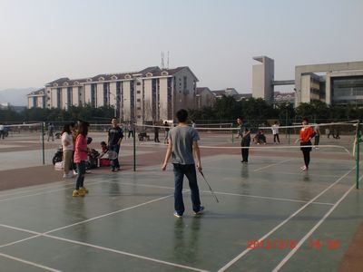 庆快乐节日，强团队体魄——澳门美高梅赌场
学生工作办公室第一届羽毛球赛顺利举行